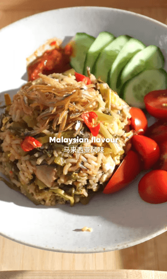 Rice cooker nasi goreng kampung.